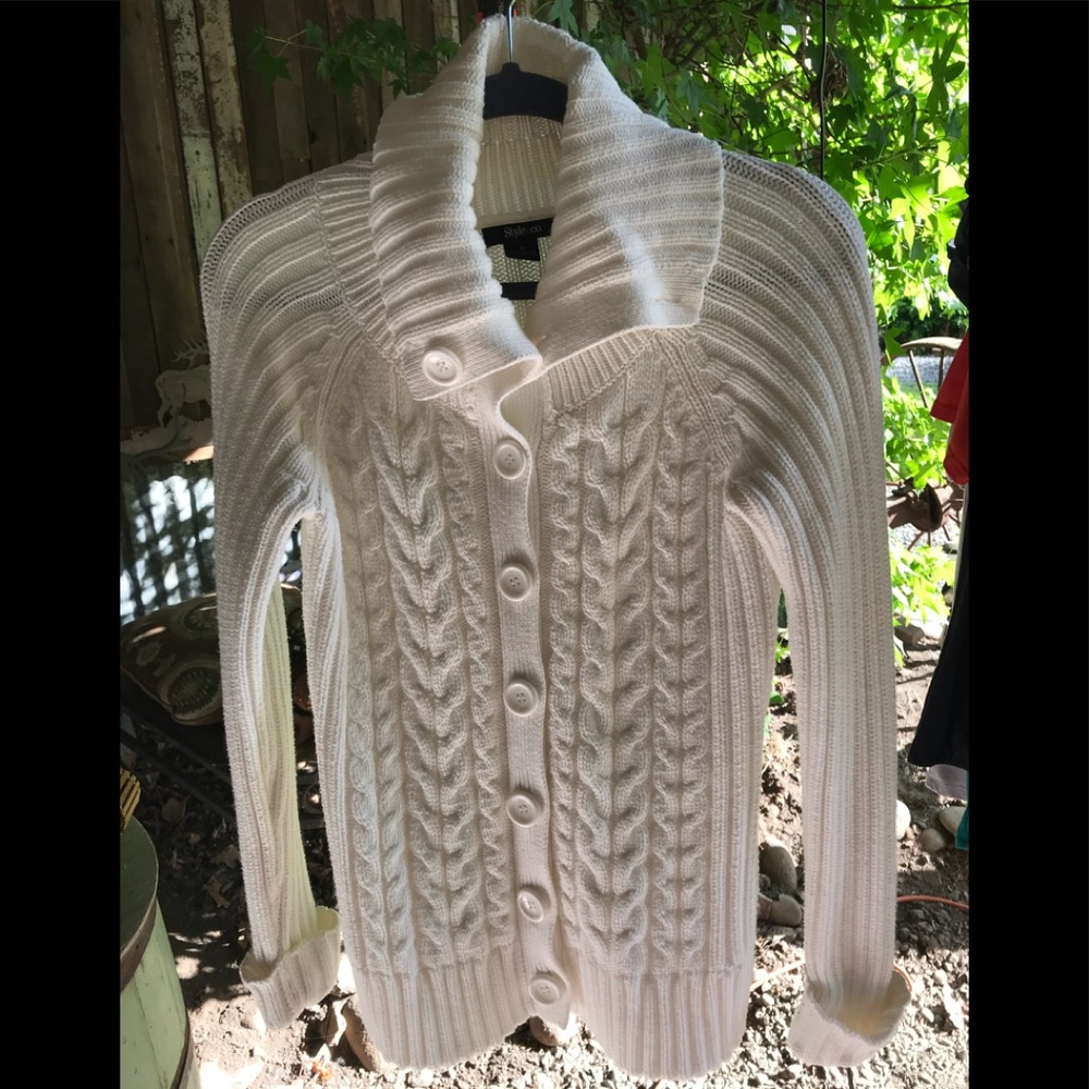 Women's bottom down sweater.